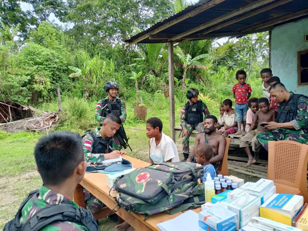 Satga 700 melakukan pelayanan kesehatan di beoga